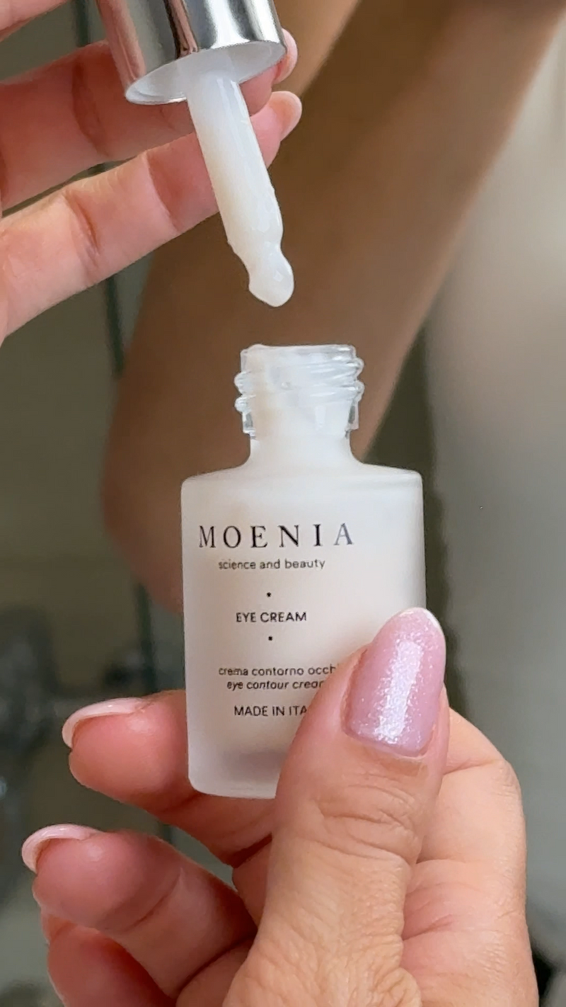Preleva una piccola quantità di Eye Cream.