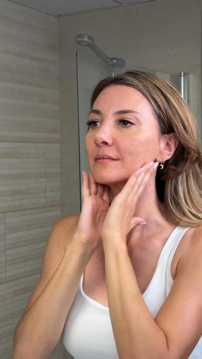 Massaggia con movimenti leggeri dall’interno verso l’esterno.